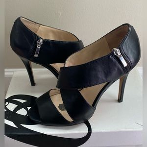 Women’s Nine West high heel black Sandal with side zipper size 8